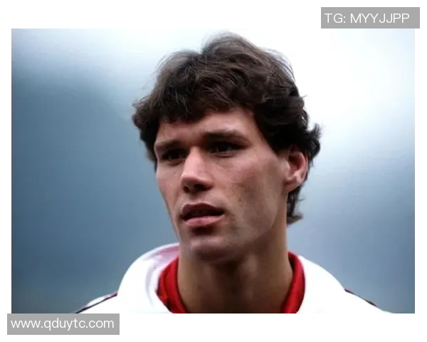 河南足球明星范巴斯滕的传奇故事与职业生涯回顾